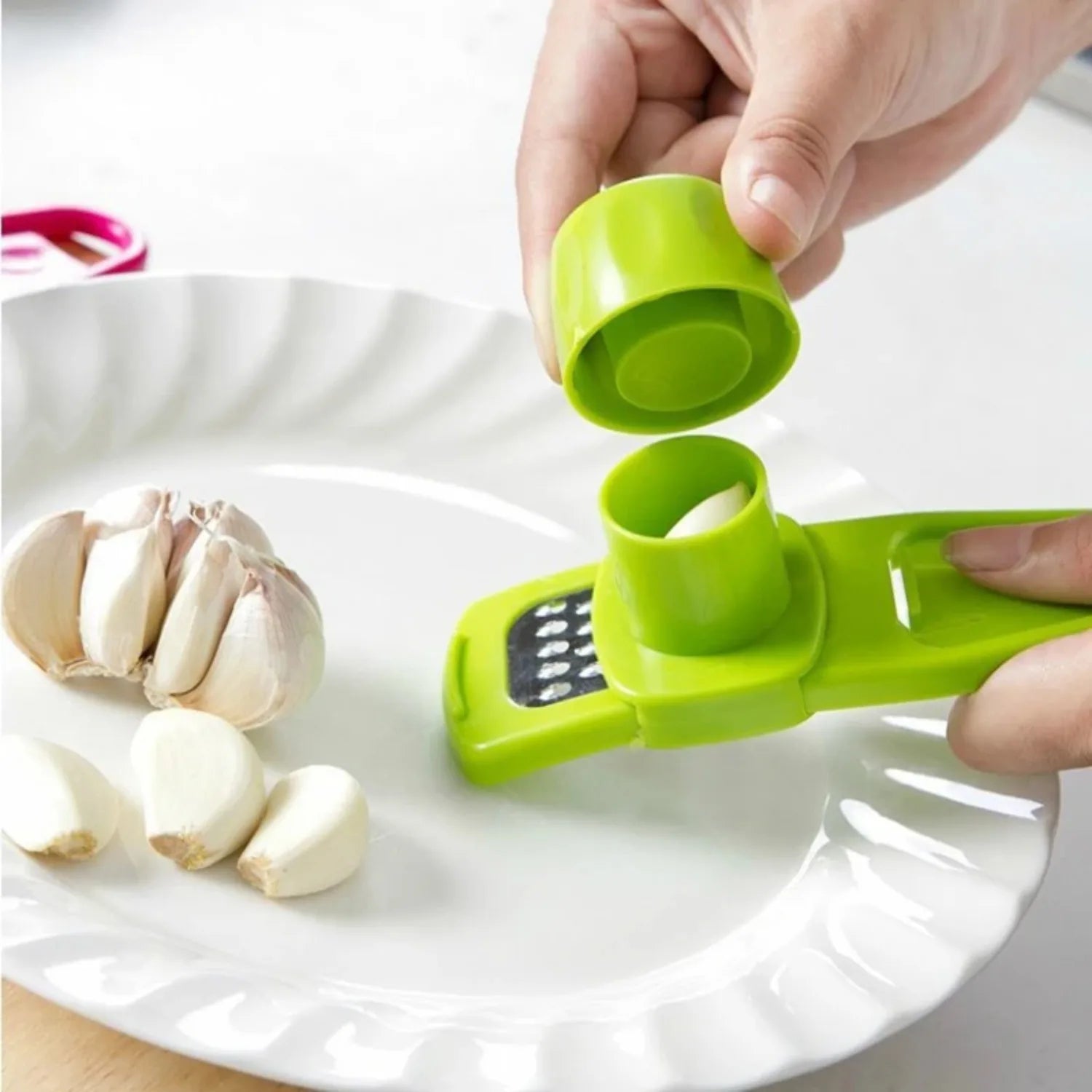 1 Pack Manual Mini Garlic Grinder Creative Garlic Press Garlic Mash Tool Portable Kitchen Gadgets for Home Cooking